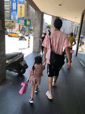 遺傳180好基因！賀軍翔3歲女兒「長出大長腿」暴風抽高　一站起身「已超過老爸腰部」畫面超有愛
