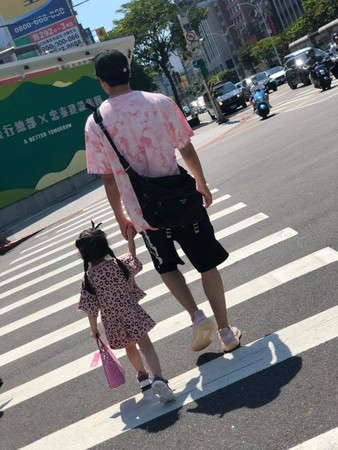 遺傳180好基因！賀軍翔3歲女兒「長出大長腿」暴風抽高　一站起身「已超過老爸腰部」畫面超有愛
