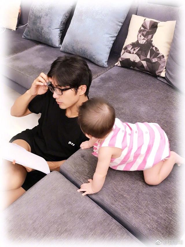 遺傳180好基因！賀軍翔3歲女兒「長出大長腿」暴風抽高　一站起身「已超過老爸腰部」畫面超有愛