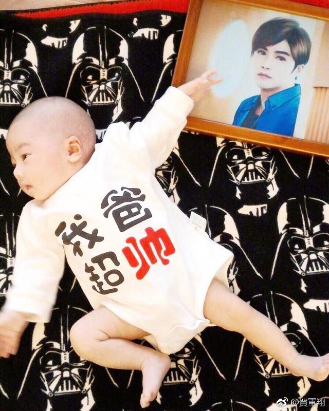 遺傳180好基因！賀軍翔3歲女兒「長出大長腿」暴風抽高　一站起身「已超過老爸腰部」畫面超有愛
