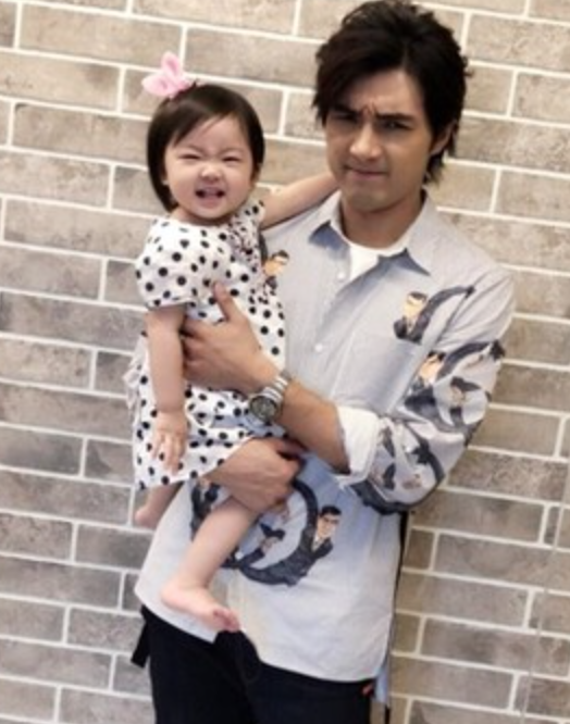 遺傳180好基因！賀軍翔3歲女兒「長出大長腿」暴風抽高　一站起身「已超過老爸腰部」畫面超有愛