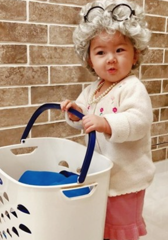 遺傳180好基因！賀軍翔3歲女兒「長出大長腿」暴風抽高　一站起身「已超過老爸腰部」畫面超有愛