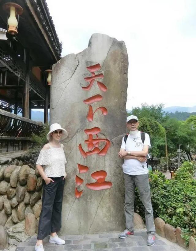 53歲陳法蓉單身生活超精彩「攜手與父環遊世界」　狀態良好「牛奶肌顯女神風範」父女溫馨相守