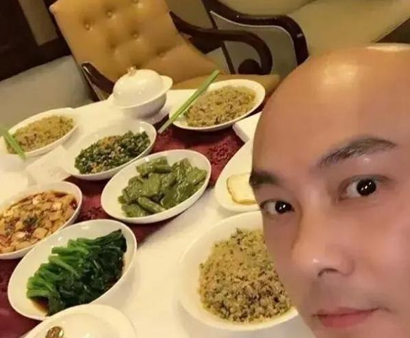搬家賣豪宅！張衛健曝晚餐「滿桌菜看不到肉」簡樸度日　當年結婚「妻穿二手婚紗」泛淚謝她不離不棄