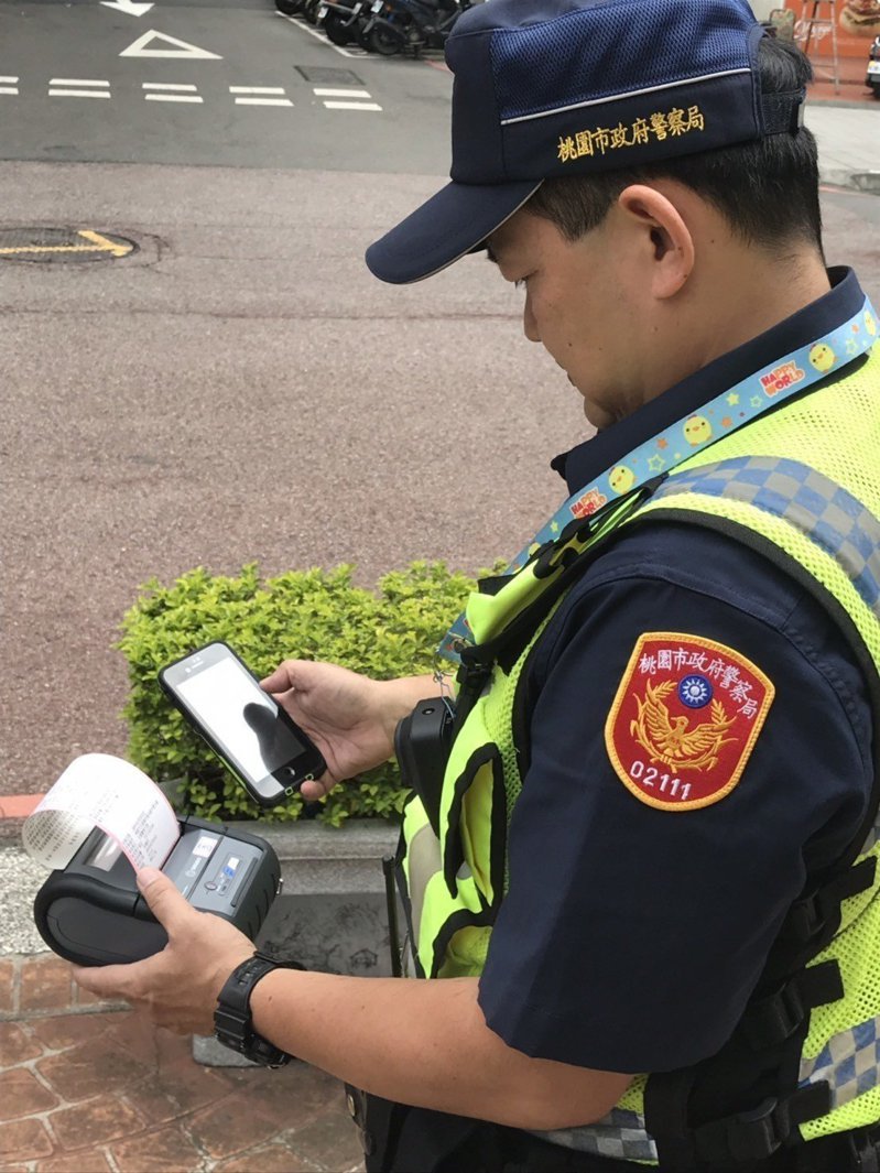 一個字都看不懂！收到罰單「比鬼畫符還潦草」網愣：乩童轉職？　警方決定出手「花370萬拯救波麗士」