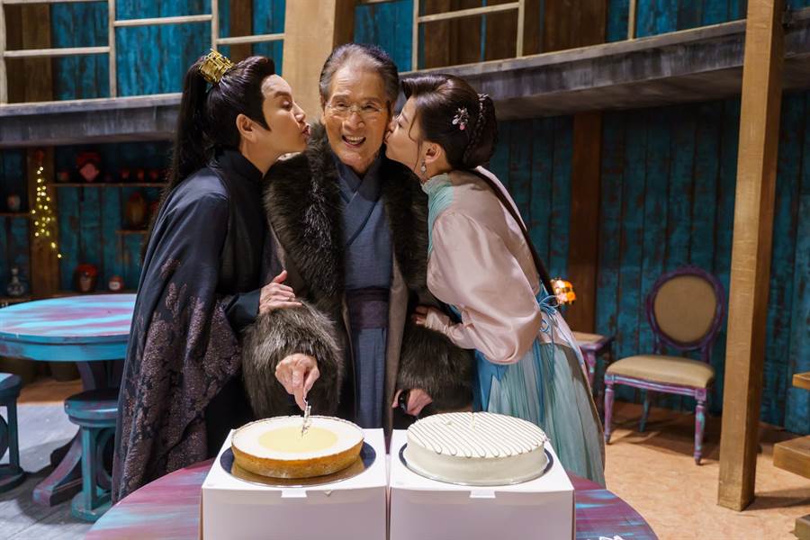 隔5年再復出！石英進劇組「興奮到睡不著覺」歡慶78歲生日　謝當年孝子「捐肝救父」：沒有他我無法活