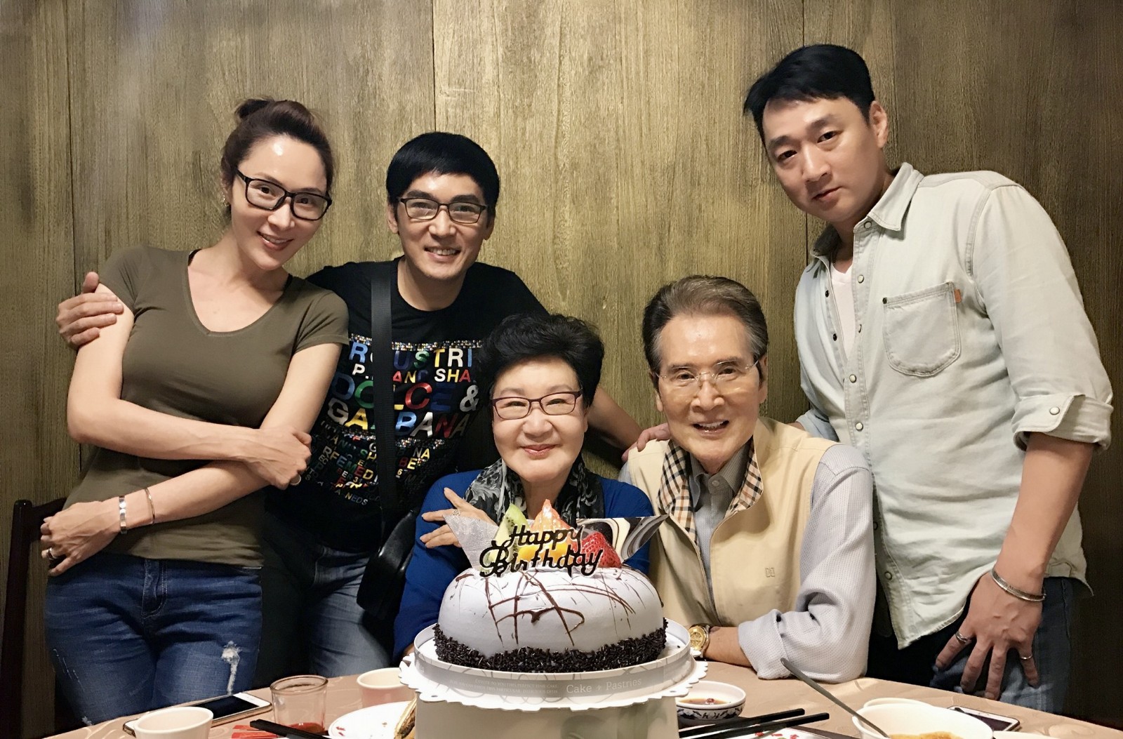 隔5年再復出！石英進劇組「興奮到睡不著覺」歡慶78歲生日　謝當年孝子「捐肝救父」：沒有他我無法活