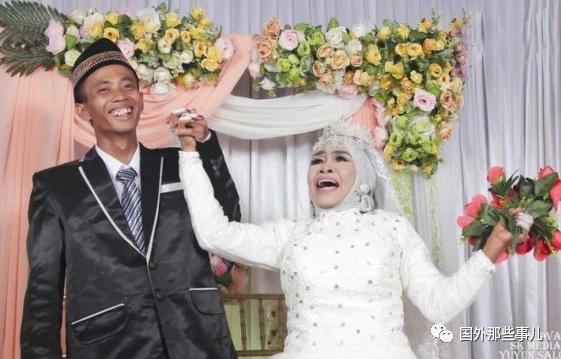 母子變夫妻！24歲男子不顧反對「娶65歲養母為妻」  僅給211元彩禮「婚禮全程免費」兩派網友吵翻