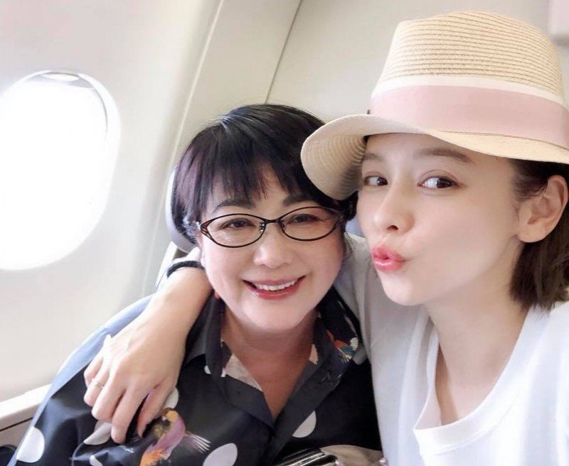 凍齡會遺傳！徐若瑄「難得同框媽媽」感性曝：別擔心妳的老年　網驚「好像林青霞」還以為是姐妹