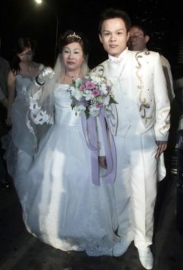 記得小鄭與莉莉嗎？當年「49歲嫁18歲老少配」不到一年就離婚　女方曝近況「受盡挫敗」：我還在贖罪