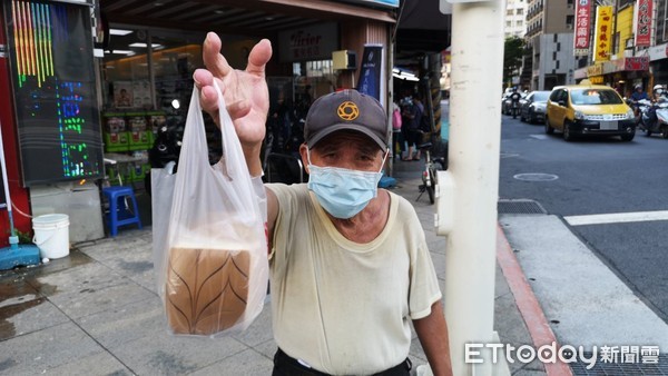 當地人都遇過！80歲阿伯「站路中賣蛋糕」衣服也穿破了　網爆料「身份不簡單」：他不需要幫助啊