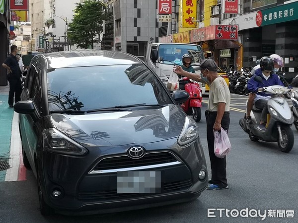 當地人都遇過！80歲阿伯「站路中賣蛋糕」衣服也穿破了　網爆料「身份不簡單」：他不需要幫助啊
