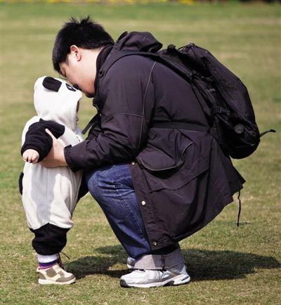 超天兵寶媽！大晴天後座萌寶突念叨「雨好大喲」   寶媽疑惑「扭頭一看苦笑不得」網直呼：果真親媽