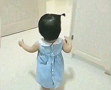 果真前世小情人！爸爸喝醉「趴馬桶呼呼大睡」媽媽生氣不管   2歲女兒接下來「貼心小舉動」暖哭全網