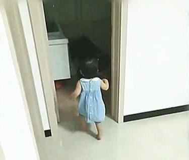 果真前世小情人！爸爸喝醉「趴馬桶呼呼大睡」媽媽生氣不管   2歲女兒接下來「貼心小舉動」暖哭全網
