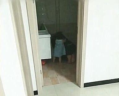 果真前世小情人！爸爸喝醉「趴馬桶呼呼大睡」媽媽生氣不管   2歲女兒接下來「貼心小舉動」暖哭全網