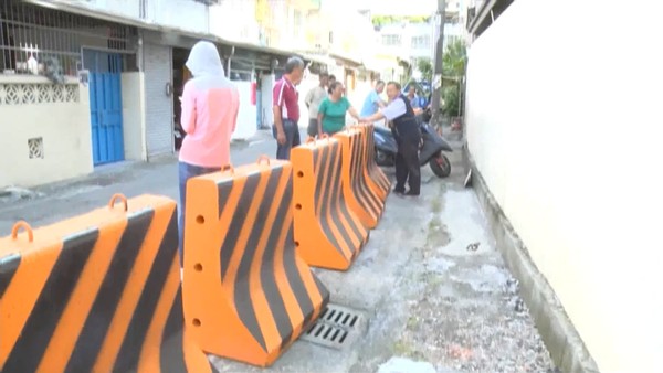 搬12塊護欄擋住！台中路霸「拿出財產證明」喊：整條路都我的　不聽勸「把鄰居告上法庭」判決出爐