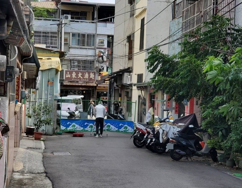 搬12塊護欄擋住！台中路霸「拿出財產證明」喊：整條路都我的　不聽勸「把鄰居告上法庭」判決出爐