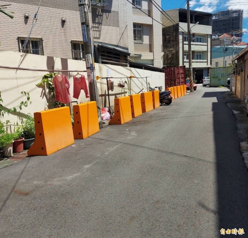 搬12塊護欄擋住！台中路霸「拿出財產證明」喊：整條路都我的　不聽勸「把鄰居告上法庭」判決出爐