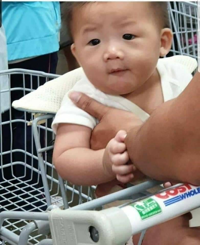 大賣場巧遇部長？他拍照分享「嬰兒版陳時中」皺眉表情神還原　本人也靦腆認證「他比較好看啦」