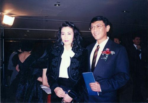 「鐵肺天后」甄妮！守寡4年生下一女被罵「不守婦道」，女兒長大後樣貌神似亡夫：我從沒忘記你