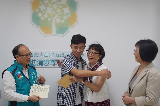 建中生獨自照顧重症母「天天凌晨煮粥」自學按摩　苦讀考台大「想就近照顧媽媽」獲頒總統獎：孝順只是基本