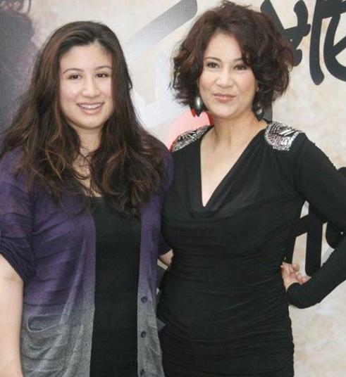 丈夫走後4年！鐵肺歌后「突然產下一女」被外界指指點點　一看到女兒「眾人全哭了」網淚：情深義重