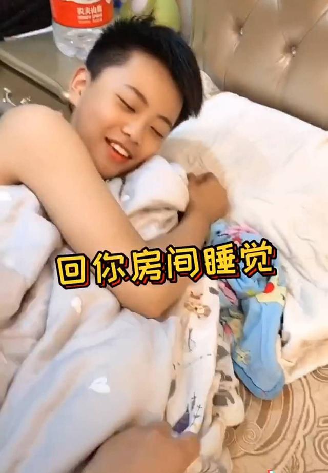 畫面太暖心！妹妹進哥哥房間「蹭被窩」睡覺，被媽媽「無情」拖走    哥哥超暖「小舉動」全網讚爆