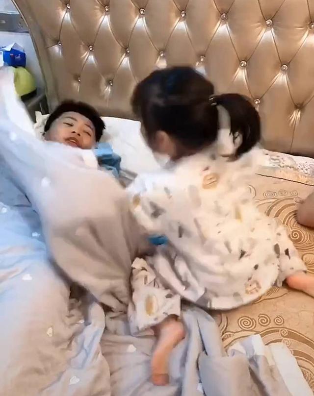 畫面太暖心！妹妹進哥哥房間「蹭被窩」睡覺，被媽媽「無情」拖走    哥哥超暖「小舉動」全網讚爆