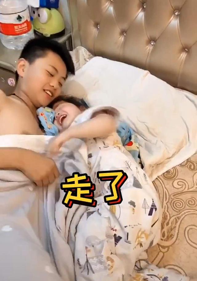 畫面太暖心！妹妹進哥哥房間「蹭被窩」睡覺，被媽媽「無情」拖走    哥哥超暖「小舉動」全網讚爆