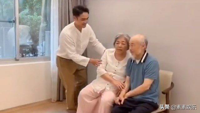 爸媽喜抱孫！明道「溫馨拍全家福」臉上掛滿笑容　時刻護妻兒「體貼拱父母曬恩愛」孝心滿滿