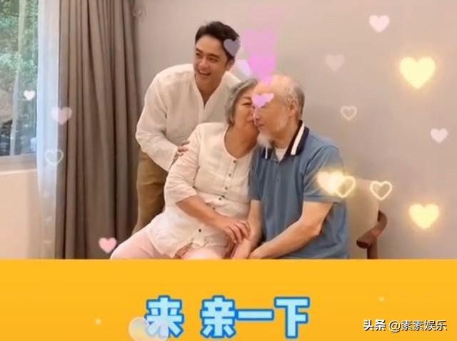 爸媽喜抱孫！明道「溫馨拍全家福」臉上掛滿笑容　時刻護妻兒「體貼拱父母曬恩愛」孝心滿滿