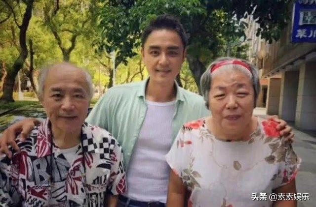 爸媽喜抱孫！明道「溫馨拍全家福」臉上掛滿笑容　時刻護妻兒「體貼拱父母曬恩愛」孝心滿滿