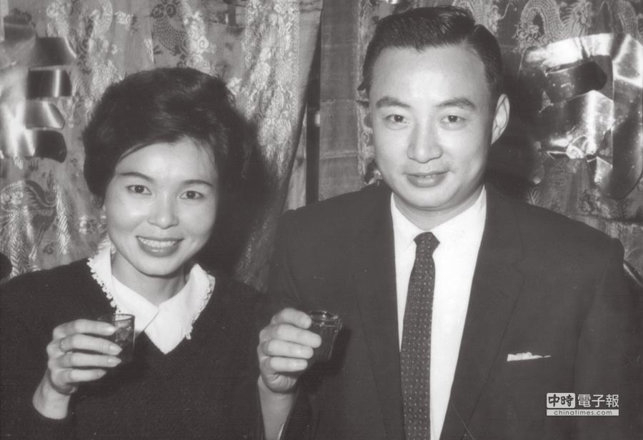 一生最痛！紀露霞淚曝「尋失智尪2年」卻等到噩耗：不敢唱《望你早歸》　80歲學會堅強「當作家談夫妻情」看開過往