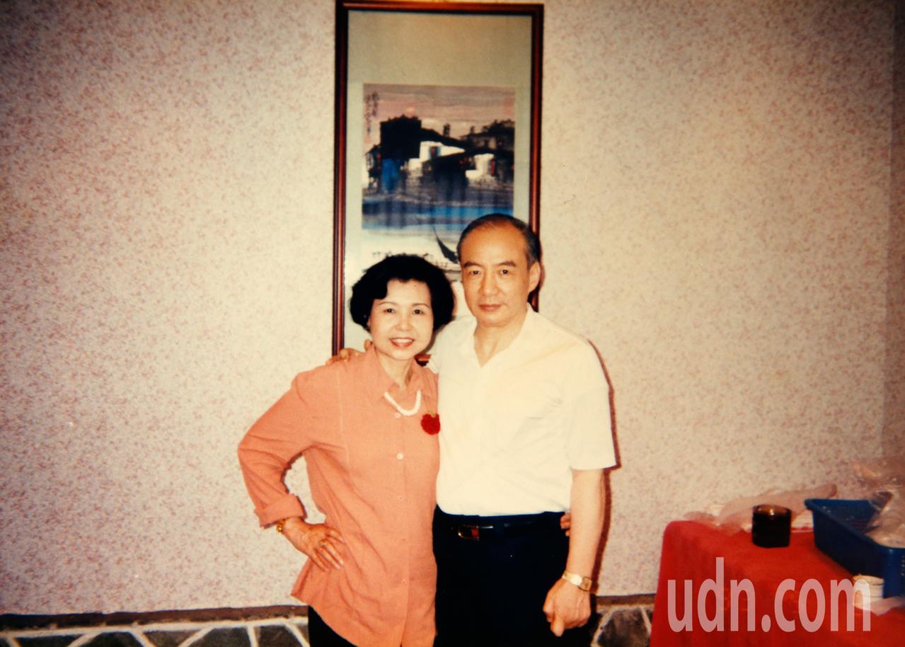 一生最痛！紀露霞淚曝「尋失智尪2年」卻等到噩耗：不敢唱《望你早歸》　80歲學會堅強「當作家談夫妻情」看開過往