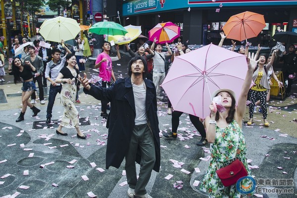 雨天爬6樓送餐！女大生領完餐「把零錢灑在樓梯間」甩門就走　外送員「一路撿到樓下」才醒悟：故意的？