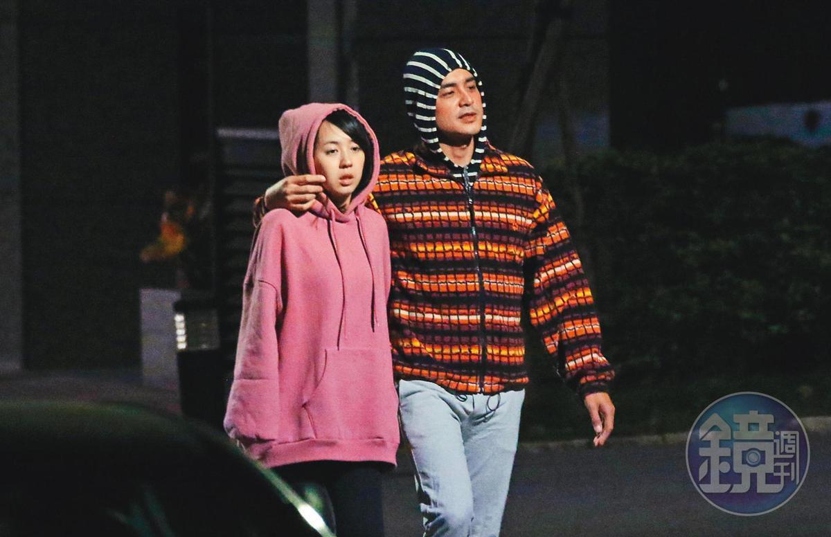 爸媽喜抱孫！明道「溫馨拍全家福」臉上掛滿笑容　時刻護妻兒「體貼拱父母曬恩愛」孝心滿滿