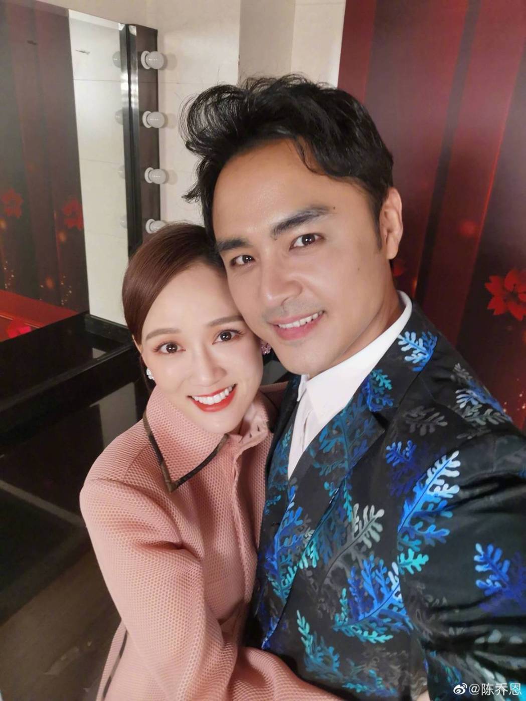 爸媽喜抱孫！明道「溫馨拍全家福」臉上掛滿笑容　時刻護妻兒「體貼拱父母曬恩愛」孝心滿滿