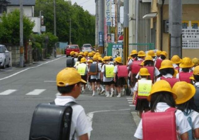 日本兒童「獨自上下學」家長不擔心？看看日本對人販子的「處罰制度 」瞬間懂了   人販子：不敢動