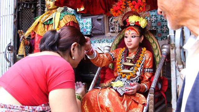 國王見了都得下跪！尼泊爾活女神當選後「雙腳絕不能沾地」   初潮後被退位「餘生卻無人敢娶」只能孤獨終老