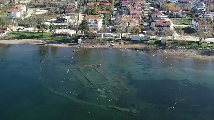 水面變清澈！湖底浮現「1600年古老教堂」畫面超壯觀　絕美歷史遺跡「就在自家隔壁」當地人超驚喜