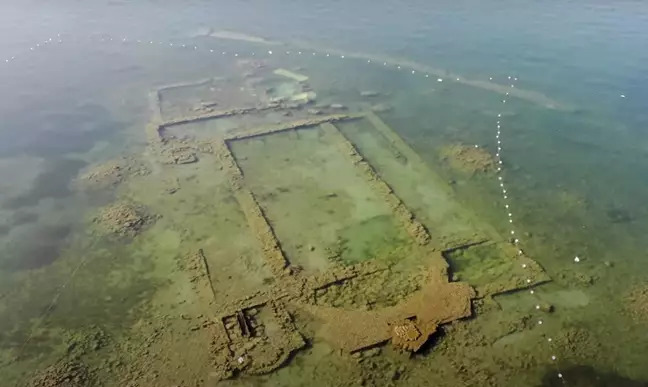 水面變清澈！湖底浮現「1600年古老教堂」畫面超壯觀　絕美歷史遺跡「就在自家隔壁」當地人超驚喜