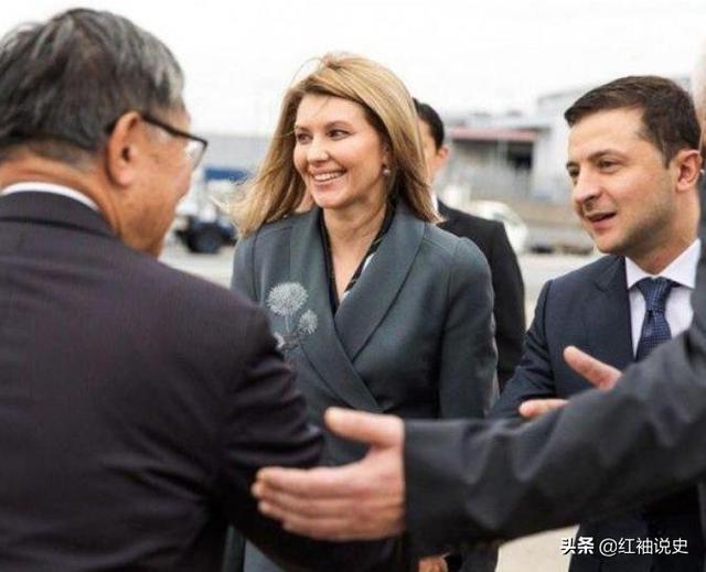 烏克蘭第一夫人美炸了！大眼睛高鼻樑神似「芭比」，與丈夫「從校園到婚紗」比偶像劇還甜