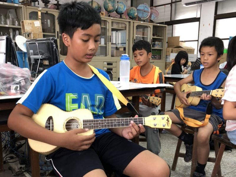 不怨天尤人！小五童每天「協助行動不便父起居」照顧弟妹　棄飛行員夢「想繼承養雞場」原因有洋蔥
