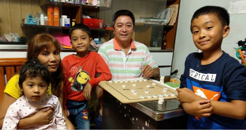 不怨天尤人！小五童每天「協助行動不便父起居」照顧弟妹　棄飛行員夢「想繼承養雞場」原因有洋蔥