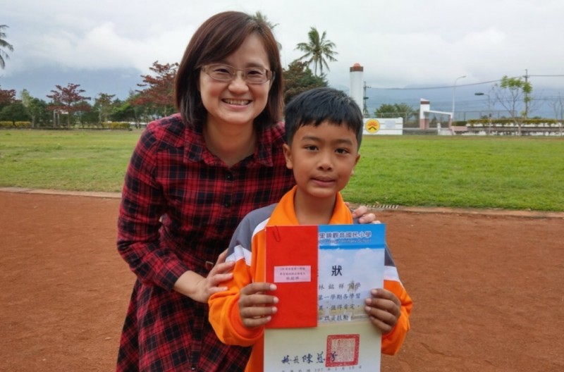 不怨天尤人！小五童每天「協助行動不便父起居」照顧弟妹　棄飛行員夢「想繼承養雞場」原因有洋蔥