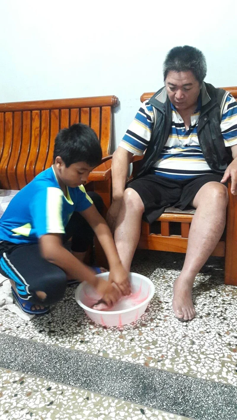 不怨天尤人！小五童每天「協助行動不便父起居」照顧弟妹　棄飛行員夢「想繼承養雞場」原因有洋蔥