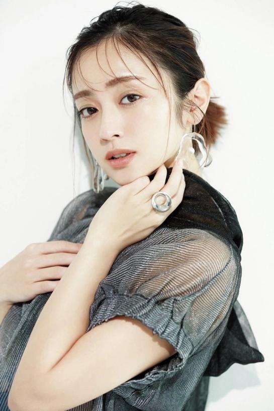 初戀變繼父！她3歲出道12歲成影后「 愛人被生母半路攔截」   38歲二婚憑「超凍齡顏值再次爆红」走出泥潭