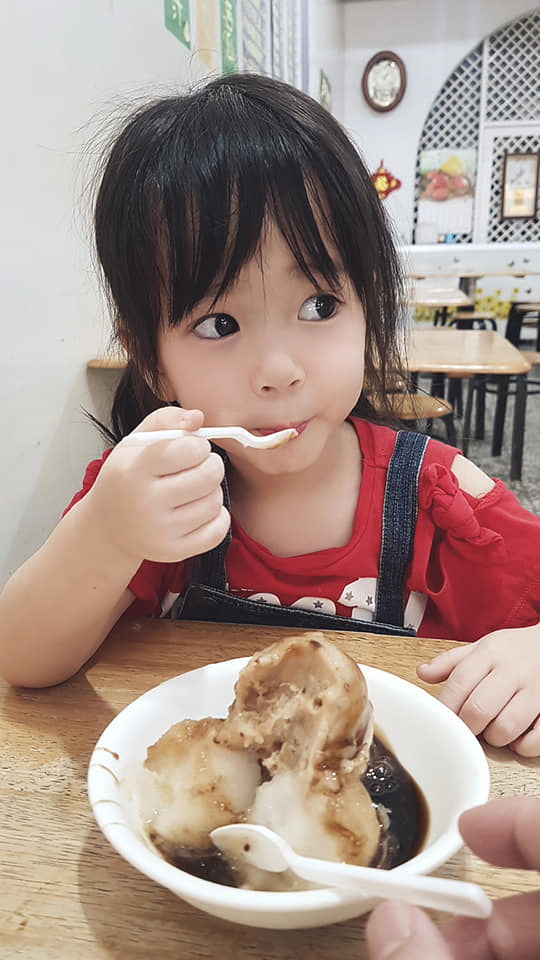 女兒才3歲就失戀！跟幼稚園男友分手「馬上又交新歡」　爸爸無奈PO「大眼無辜萌樣」網友急認親家