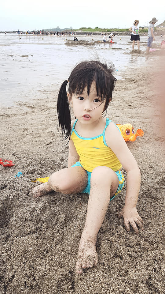 女兒才3歲就失戀！跟幼稚園男友分手「馬上又交新歡」　爸爸無奈PO「大眼無辜萌樣」網友急認親家